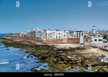 Il baluardo storico e medina di Essaouira visto dal sito dell'oceano, sito patrimonio mondiale dell'UNESCO, Marocco, Africa Foto Stock