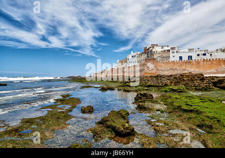 Il baluardo storico e medina di Essaouira visto dal sito dell'oceano, sito patrimonio mondiale dell'UNESCO, Marocco, Africa Foto Stock