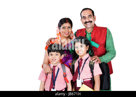 Indian famiglia rurale- i genitori e ragazzi che stanno insieme. I bambini della scuola gli studenti Foto Stock