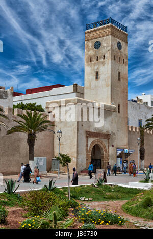 Parete della città a Avenue Oqba Ibn Nafiaa nella medina di Essaouira, sito patrimonio mondiale dell'UNESCO, Marocco, Africa Foto Stock