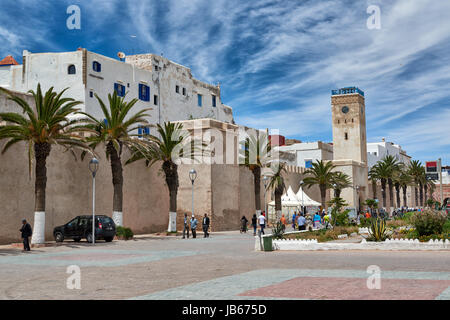 Parete della città a Avenue Oqba Ibn Nafiaa nella medina di Essaouira, sito patrimonio mondiale dell'UNESCO, Marocco, Africa Foto Stock