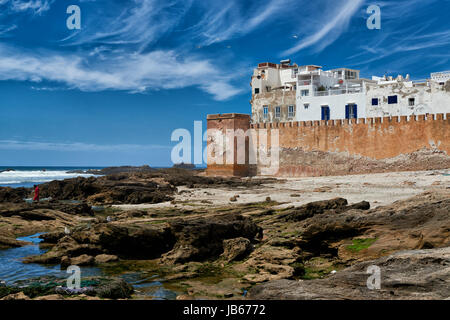 Il baluardo storico e medina di Essaouira visto dal sito dell'oceano, sito patrimonio mondiale dell'UNESCO, Marocco, Africa Foto Stock