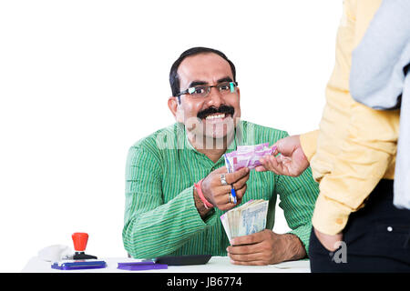 Uomo indiano ragioniere dando denaro fatiche di fabbrica Pagamento del salario sorridente Foto Stock
