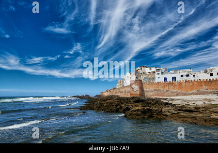 Il baluardo storico e medina di Essaouira visto dal sito dell'oceano, sito patrimonio mondiale dell'UNESCO, Marocco, Africa Foto Stock