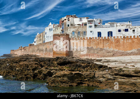 Il baluardo storico e medina di Essaouira visto dal sito dell'oceano, sito patrimonio mondiale dell'UNESCO, Marocco, Africa Foto Stock