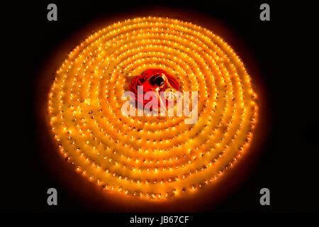 Masterizzazione donna diya indian festival diwali Foto Stock