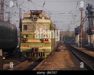 Omsk, Russia - 18 September, 2016: il motore anteriore di un vecchio Trans-Siberian treno sul suo modo di Vladivostock Foto Stock