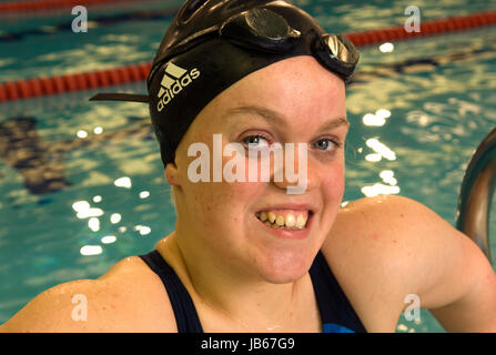 Ellie simmonds, nuotatore paralimpico al Galles piscina nazionale, Swansea. Foto Stock