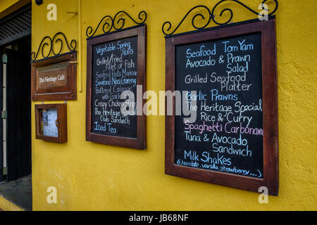 Schede di menu sul display al di fuori di un caffè di Galle, Sri Lanka Foto Stock