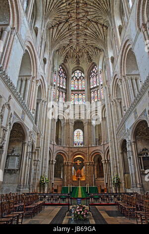 NORWICH, Regno Unito - 5 giugno 2017: il presbiterio visto dal coro all interno della Cattedrale Foto Stock