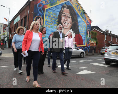 Sinn Fein's Irlanda del Nord leader Michelle O'Neill (seconda a sinistra) e presidente del partito Gerry Adams (seconda a destra) al di fuori del Sinn Fein uffici di Falls Road a Belfast dopo la parte emersa con sette deputati dopo le elezioni generali. Foto Stock