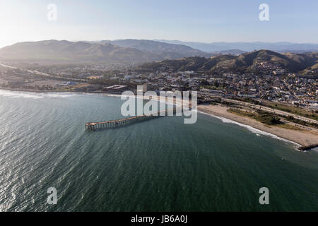 Ventura Pier e Oceano Pacifico vista aerea nella California Meridionale. Foto Stock