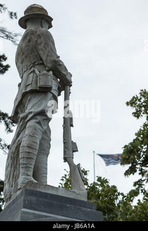 War Memorial statua nei giardini della Chiesa di Cristo nella cattedrale di Nelson, Nuova Zelanda Foto Stock