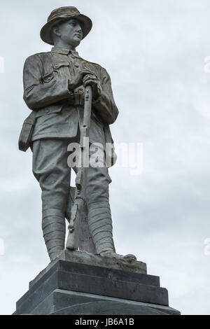 War Memorial statua nei giardini della Chiesa di Cristo nella cattedrale di Nelson, Nuova Zelanda Foto Stock