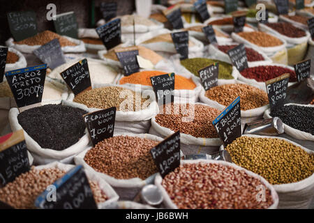 Sacchi di fagioli e cereali per la vendita in un mercato, Curitiba, Brasile. Foto Stock