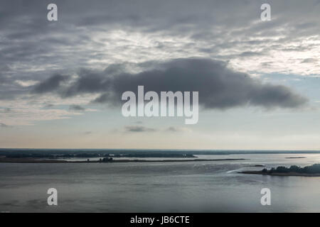 Una grande nuvola di pioggia sull'isola. Paesaggio. Fiume. Dnieper. L'Ucraina. Foto Stock