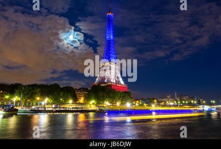 Parigi, France-July 16, 2016 : La torre Eiffel illuminata con i colori della nazionale francese di flag per onorare le vittime del 14 luglio 2016 del terrorista in attacco Foto Stock