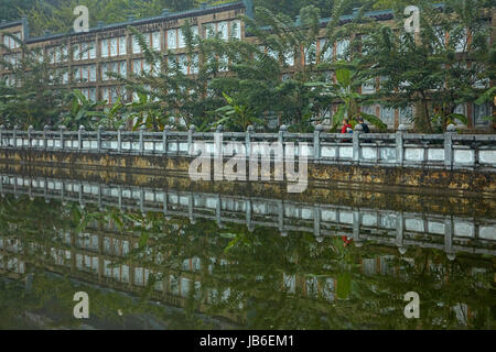 La riflessione in stagno a Bai Dinh Buddist tempio complesso, nei pressi di Ninh Binh, Vietnam Foto Stock