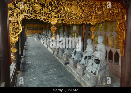 Fila di Arhat statue, Bai Dinh Buddist tempio complesso, nei pressi di Ninh Binh, Vietnam Foto Stock