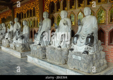 Fila di Arhat statue, Bai Dinh Buddist tempio complesso, nei pressi di Ninh Binh, Vietnam Foto Stock