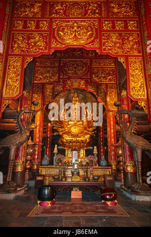 Statua dorata a Bai Dinh Buddist tempio complesso, nei pressi di Ninh Binh, Vietnam Foto Stock