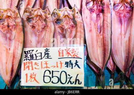 Hokke e aria pesci secchi di aringhe famiglia è un fiocco in Giappone. Questi sono in vendita in un mercato in Otaru, Hokkaido, Giappone. Foto Stock
