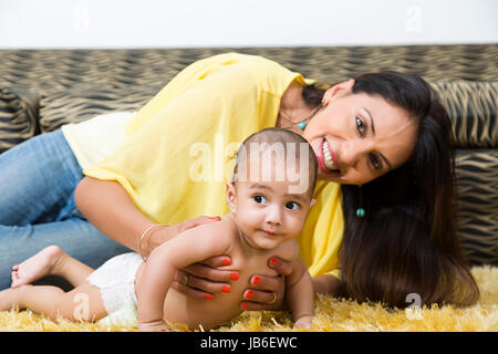 2 persone donna adulta a casa baby inizio boy madre figlio sorridente stare insieme Foto Stock