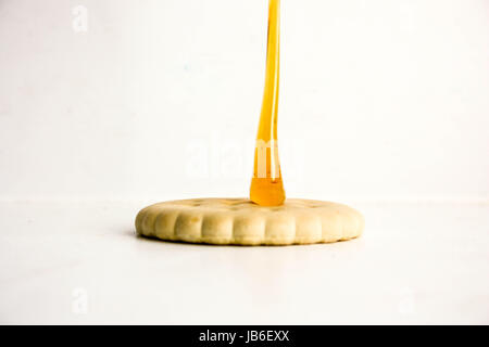 I cookie di grano tondo con miele drop. Foto per il tuo design Foto Stock