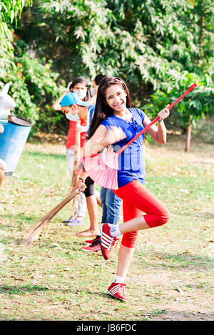 Indian studente di college girl pulizia di immondizia in ambiente giardino salva Foto Stock