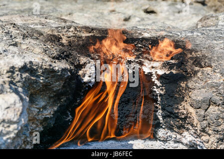 Le fiamme della Chimera Mount da terra. Fuoco dal gas naturale nelle rocce. Turchia Foto Stock