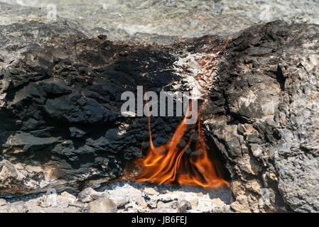 Le fiamme della Chimera Mount da terra. Fuoco dal gas naturale nelle rocce. Turchia Foto Stock