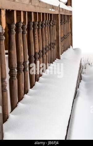 Ringhiera veranda sotto la neve closeup Foto Stock