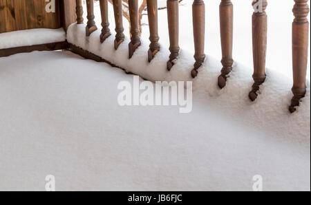 Ringhiera veranda in legno sotto la neve Foto Stock