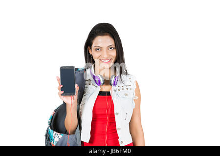 Happy 1 indian college donna giovane studente che mostra la nuova smart phone Foto Stock