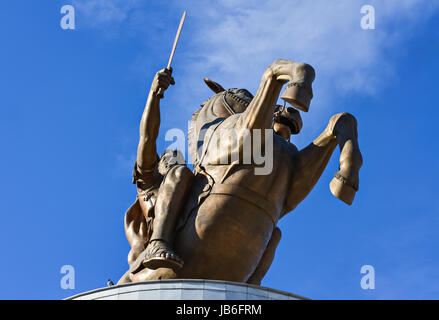 Il monumento in bronzo di Alessandro il Grande a Skopje e cielo blu Foto Stock