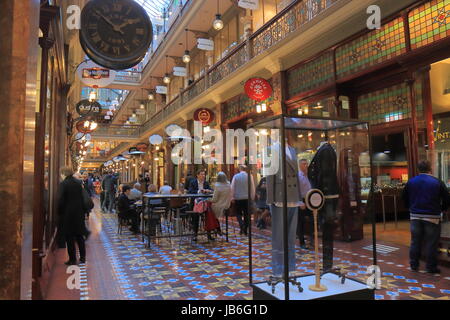 La gente visita Strand shopping arcade a Sydney in Australia. Foto Stock