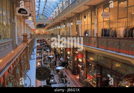 La gente visita Strand shopping arcade a Sydney in Australia. Foto Stock