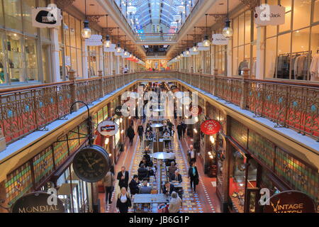 La gente visita Strand shopping arcade a Sydney in Australia. Foto Stock