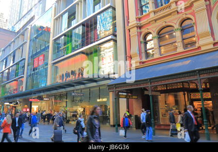 La gente visita Pitt Street Mall di Sidney in Australia. Pitt Street Mall è un prehistorian street con i grandi magazzini e negozi nel centro di Sydney. Foto Stock