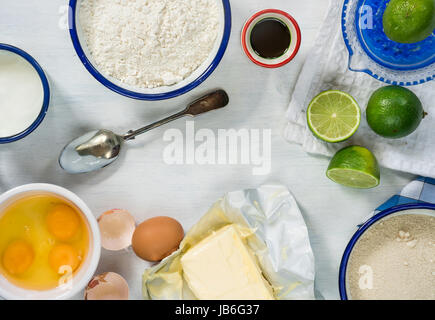 Ingredienti per la torta di lime su sfondo bianco - vista superiore Foto Stock