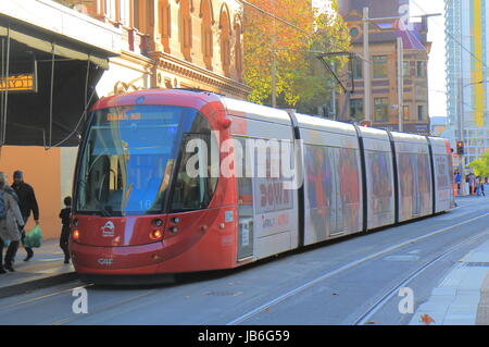 La gente viaggia dalla linea ferroviaria leggera nel centro di Sydney Australia Foto Stock
