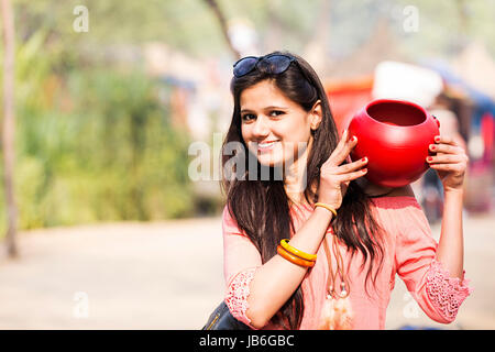 1 ragazza adolescente Holding pentola di terra Fiar Suraj kund Haryana Foto Stock