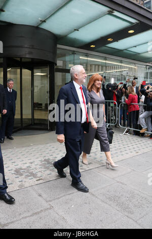 Londra REGNO UNITO. Il 9 giugno 2017. Leader laburista Jeremy Corbyn lascia partito sede a Londra Credito: amer ghazzal/Alamy Live News Foto Stock