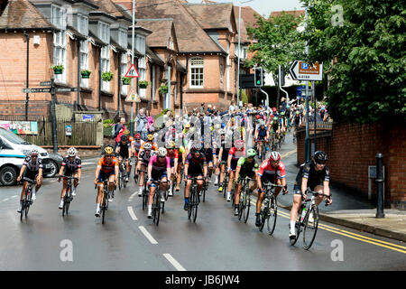 Warwick, Warwickshire, Regno Unito. Il 9 giugno, 2017. Regno Unito. I ciclisti sulla fase 3 dell'Ovo donne Energia del Tour di passare attraverso Warwick Town Center. Credito: Colin Underhill/Alamy Live News Foto Stock