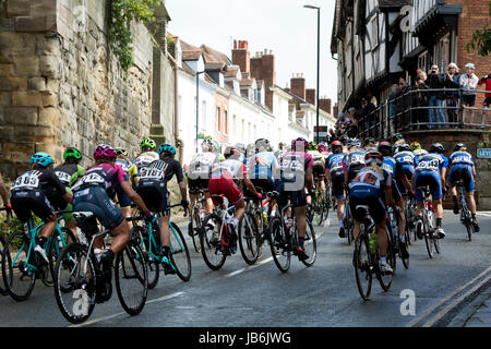 Warwick, Warwickshire, Regno Unito. Il 9 giugno, 2017. Regno Unito. I ciclisti sulla fase 3 dell'Ovo donne Energia del Tour di passare attraverso Warwick Town Center. Credito: Colin Underhill/Alamy Live News Foto Stock