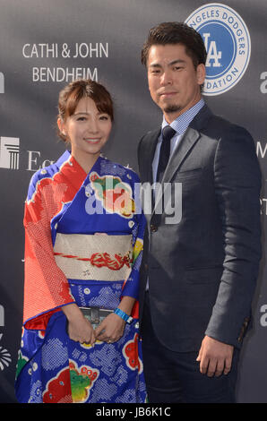 Los Angeles, Ca, Stati Uniti d'America. Il giorno 08 Giugno, 2017. Saho Narushima e Kenta Maeda presso il Los Angeles Dodgers Foundation di terza annuale il diamante blu di Gala presso il Dodger Stadium il 8 giugno 2017 a Los Angeles, California. Credito: David Edwards/media/punzone Alamy Live News Foto Stock