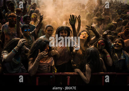 Santa Coloma de Gramenet, Catalogna, Spagna. 28 Maggio, 2017. I partecipanti del 'Holi Barcelona' festival coperto dalla polvere colorata danza per le colonne sonore di Bollywood e Bhangra durante la celebrazione della tradizione indù festival di primavera. Credito: Matthias Oesterle/ZUMA filo/Alamy Live News Foto Stock