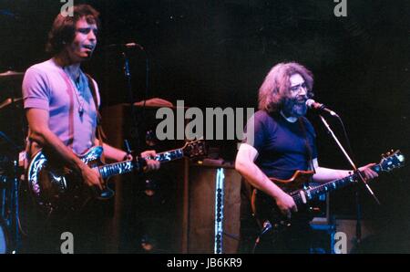 I Grateful Dead eseguire a Nassau Colesium, New York City 04-11 1982.Foto di Michael Brito-Globe foto, Inc. © 2000.K61287MBR.Bob Weir e Gerry Garcia Credito: Globe foto/ZUMAPRESS.com/Alamy Live News Foto Stock