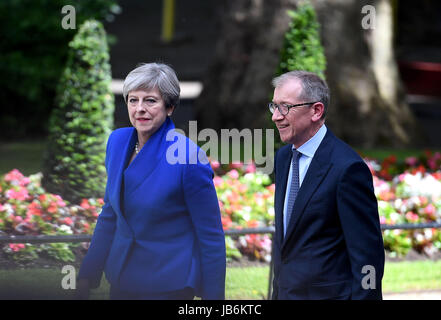 Londra, Regno Unito. Il 9 giugno, 2017. Il primo ministro Theresa Maggio e il marito Phillip Credito: Finnbarr Webster/Alamy Live News Foto Stock