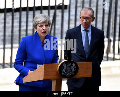 Londra, Regno Unito. Il 9 giugno, 2017. Il primo ministro Theresa Maggio e il marito Phillip Credito: Finnbarr Webster/Alamy Live News Foto Stock